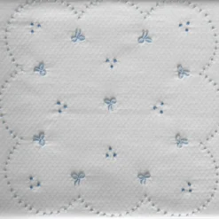 Copriletto Leggero Per Culla 00336 In Piquet Ricamato A Mano Y593 -Articoli Per La Casa copriletto leggero in piquet di puro cotone 00336 per culla celeste 3 1