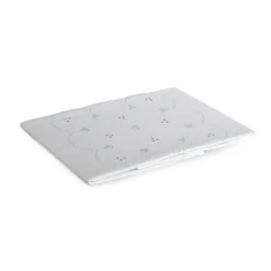 Copriletto Leggero Per Lettino Baby 0336 In Piquet Ricamato A Mano Y595 -Articoli Per La Casa copriletto leggero per lettino baby in piquet di puro cotone celeste 2 1