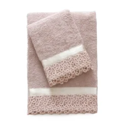 Set Asciugamani Spugna 1+1 Sofia Di Morbidissimi Con Macramè V847 9 Set Asciugamani Spugna 1+1 Sofia Di Morbidissimi Con Macramè V847 -Articoli Per La Casa set asciugamani sofia morbidissimi con raso e macrame rosa 1