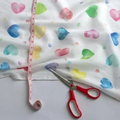 Tessuto Per Tenda Al Metro Cuori C/stampa Digitale Altezza 315 Cm V577 -Articoli Per La Casa tenda al metro fondo bianco stampa multicolor particolare